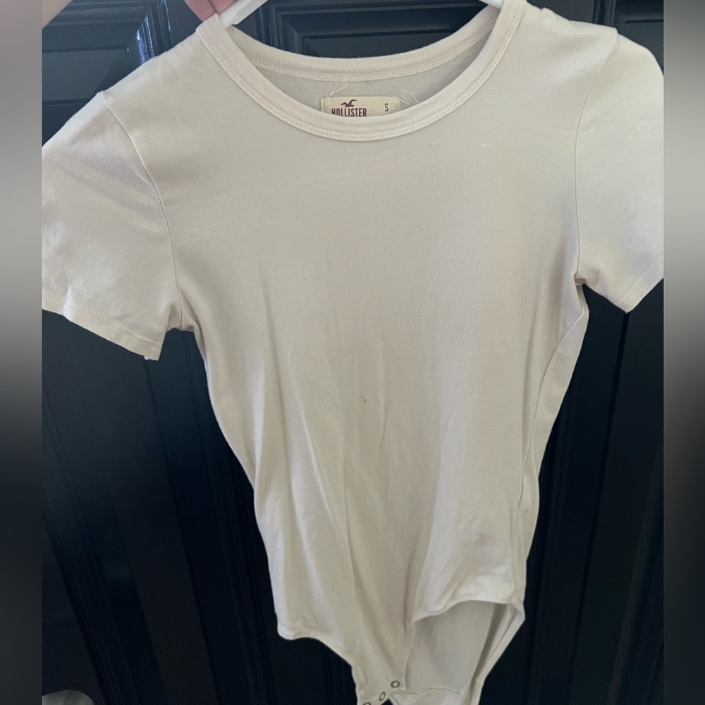 Cream Hollister tshirt